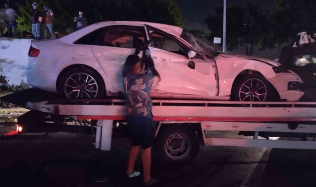 Pendik'te kontrolden çıkan otomobil bariyeri aşıp yola devrildi