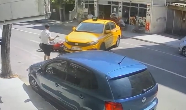 Pendik'te kontrolsüz dönüş yapan ticari taksi motosiklet ile çarpıştı