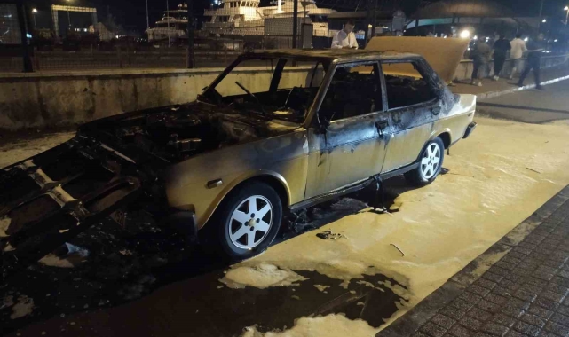 Pendik'te otomobil alev alev yandı