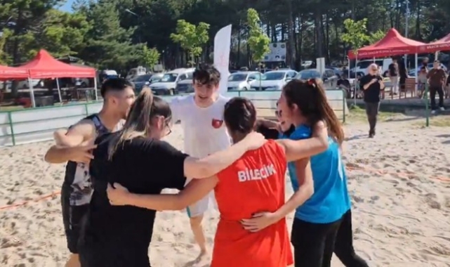 Plaj Voleybolu Turnuvası'nın şampiyonu 'Kumdan Kale' isimli takım oldu