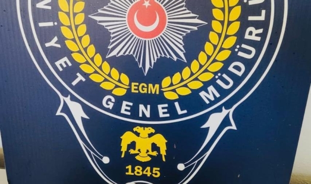 Polis ekiplerinin dikkati ile yakalanan şüphelinin üzerinden ruhsatsız tabanca ele geçirildi