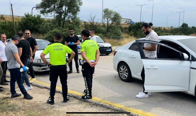 Polis, uygulamadan kaçan aracın peşine düştü: Kaçarken uyuşturucu madde attılar