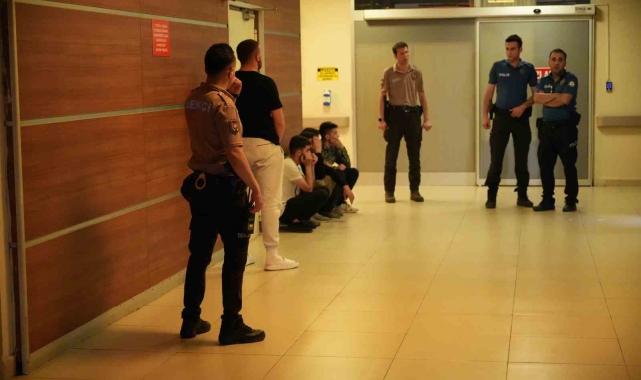 Polisin dur ihtarına uymayan araçta, Iraklı 4 kaçak göçmen ve 1 göçmen kaçakçısı yakalandı