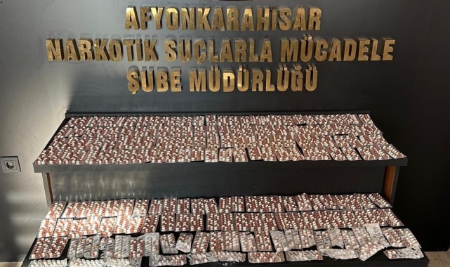 Polisten kaçamak isteyen araçtan binlerce uyuşturucu hap çıktı