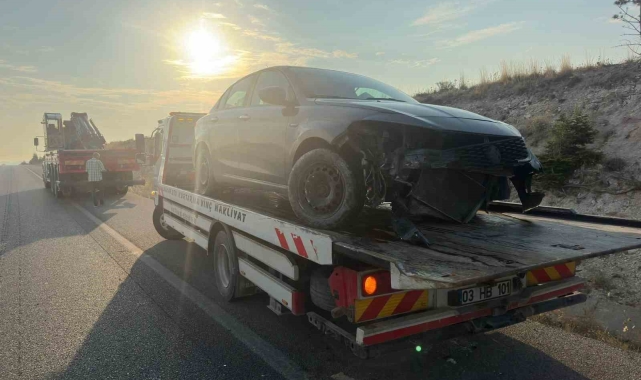 Refüje giren otomobilde 4 kişi yaralandı