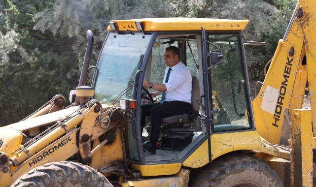 Rekor oyla seçildi, ceketini çıkarıp iş makinesi kullanmaya başladı