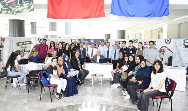 Rektör Savaş, Uşak Üniversitesi Tercih Günlerinde aday öğrencilerle buluştu