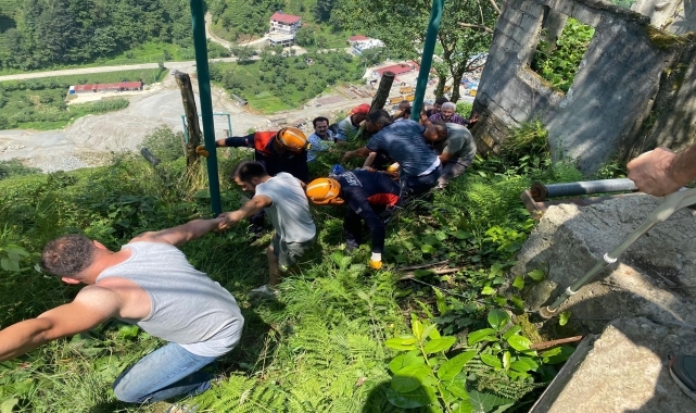 Rize'de ilkel teleferiğe çay yüklediği sırada akıma kapılan kişi yaralandı