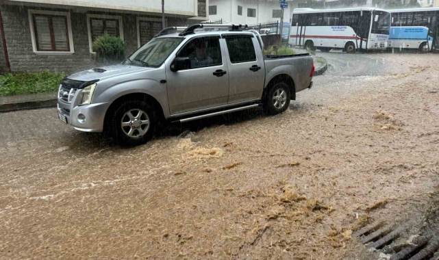 Rize'de sağanak yağış hayatı olumsuz etkiliyor