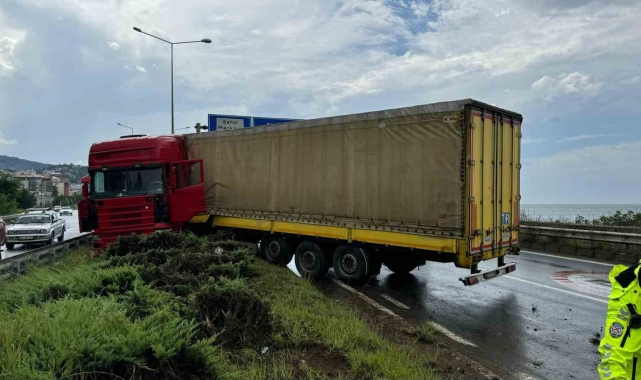 Rize'de tır orta refüje çıktı: 1 yaralı