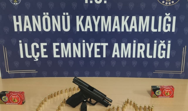 Ruhsatsız tabanca ile rastgele havaya ateş açan şahıs yakayı ele verdi