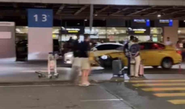 Sabiha Gökçen'de taksi terörü: Önüne gelen her şeye çarptı