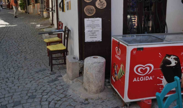 Sadaka taşına değersiz madeni para ve çöp atılmasına esnaf tepki gösterdi