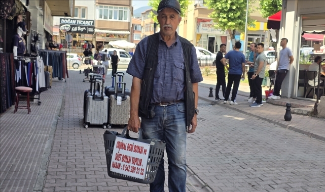 Safranbolu'nun "Hasan abisi" yarım asrı aşkın müşterilerinin ayakkabılarını parlatıyor