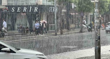 Sağanak aniden bastırınca saklanacak yer aradılar