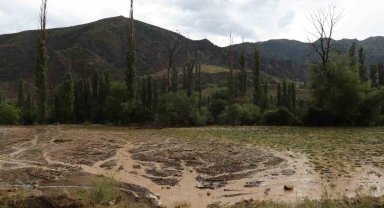 Sağanak yağış Oltu'da sele neden oldu