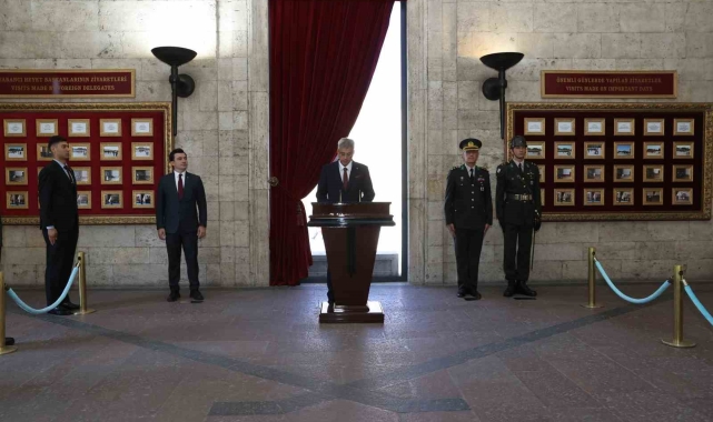 Sağlık Bakanı Memişoğlu'dan Anıtkabir'e ziyaret