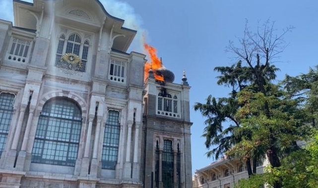 Sağlık Bilimleri Üniversitesinin tarihi binasında yangın: Kubbe çöktü