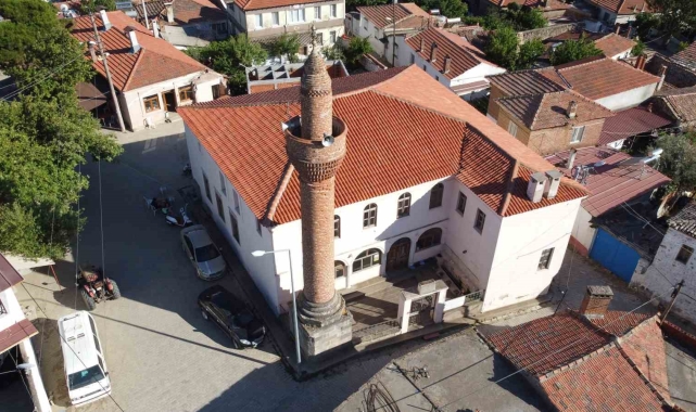 Şahinler Camisi, tavan ve duvar süslemeleri ile dikkatleri çekiyor