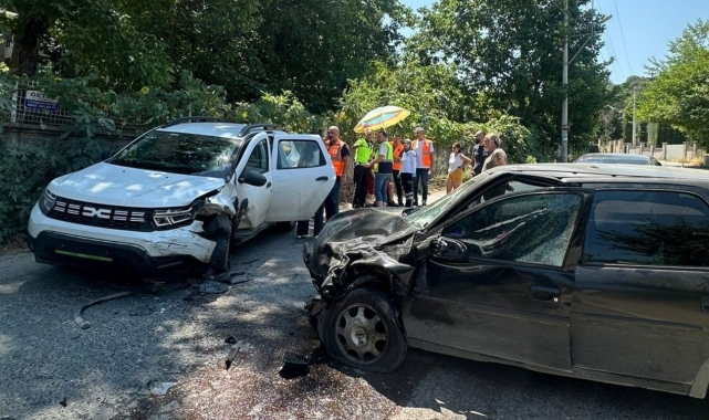 Sakarya'da iki otomobil çarpıştı: 5 yaralı