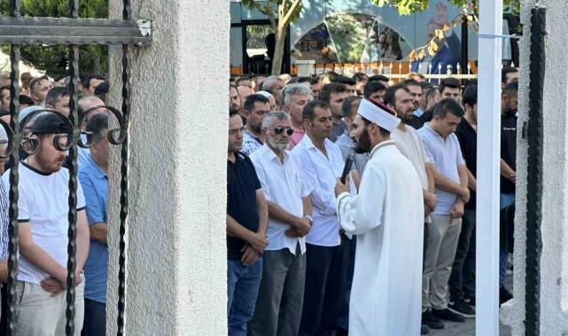 Sakarya'da trafik kazasında hayatını kaybeden 3 kişi İstanbul'da son yolculuğuna uğurlandı