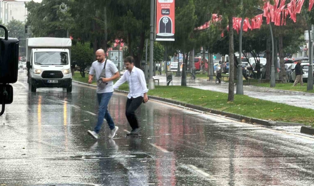 Sakarya'da yağmura hazırlıksız yakalananlar ıslanmaktan kaçamadı