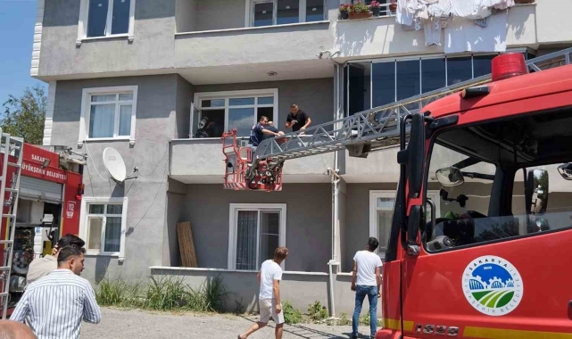 Sakarya'da yangın: Ayakları kırık olduğu için evden çıkamadı, dumandan etkilenen şahsı ekipler kurtardı