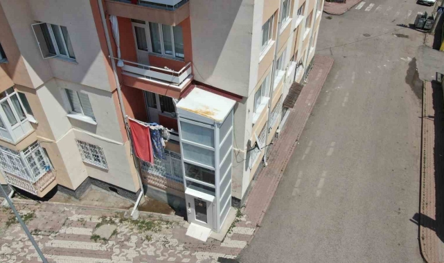 Salonuna kurulan asansörle 22 yıl sonra seyahat özgürlüğüne kavuştu