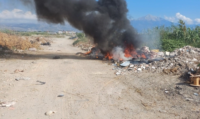 Samandağ'da Moloz Yangını yayılmadan söndürüldü