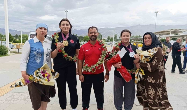 Şampiyon güreşçiler havalimanında coşkuyla karşılandı
