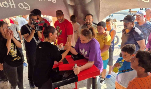 Şampiyonlar halkla bilek güreşi yaptı