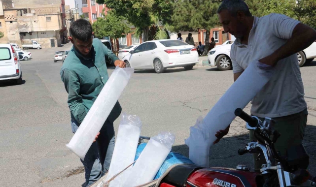 Şanlıurfa'da buz üreticileri talebe yetişemiyor