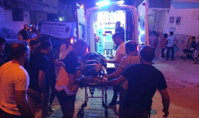 Şanlıurfa'da freni boşalan araç iş yeri önündeki kaldırıma çarptı: 2 yaralı