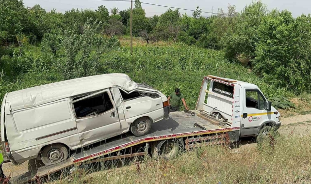 Şarampole devrilen minibüste üçü çocuk 5 kişi yaralandı.