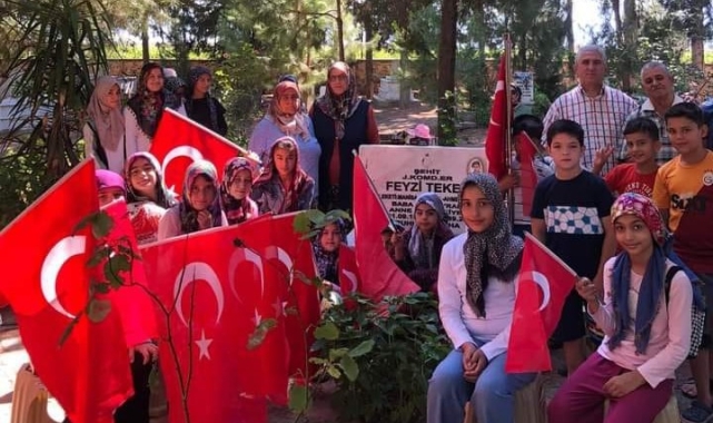 Sarıgöl'de Kur'an kursu öğrencileri şehit mezarında dua etti