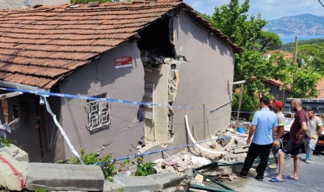 Sarıyer Belediyesi'nin su tankeri eve girdi