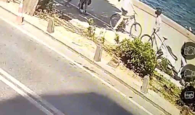 Sarıyer'de bisikletli gençlere "uyarı" dayağı kamerada: Polis saldırganı yakaladı