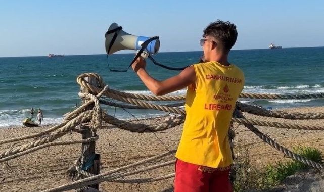 Sarıyer'de denize giren iki genç boğulma tehlikesi geçirdi: O anlar kamerada