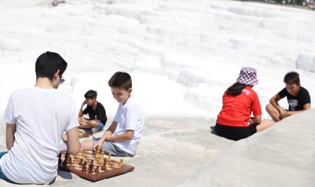 Satranç hamleleri, Pamukkale'nin beyaz travertenleri üzerine atıldı