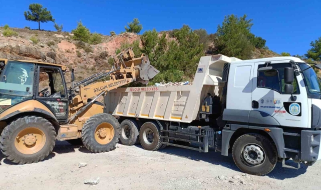 Selçuk, kent genelinde biriken molozlardan temizlendi