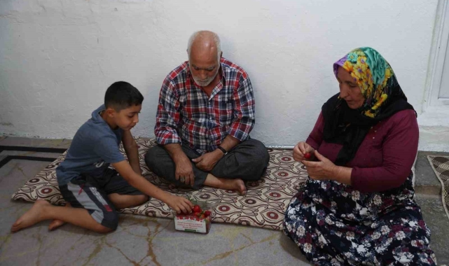 Seranın ürünleri yaşlılara dağıtıldı