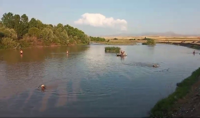 Serinlemek için suya giren 3 çocuktan biri kurtarıldı, biri öldü