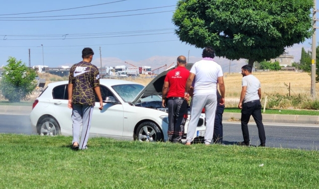 Seyir halindeki otomobil alev aldı