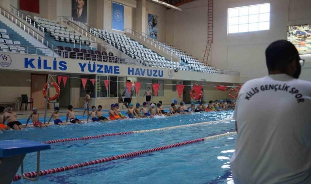 Sıcaktan bunalan gençler havuzlarda serinliyor