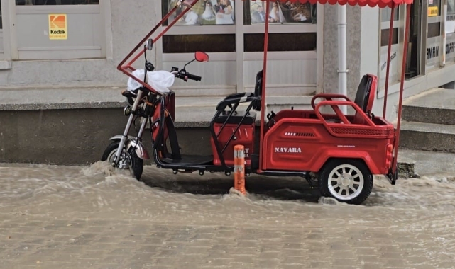 Şiddetli fırtına sitenin çatısını uçurdu