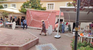 Şiddetli rüzgar nedeniyle pazardaki tente devrildi: 1 yaralı