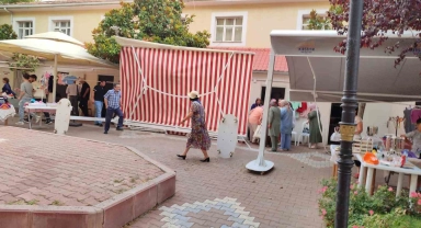 Şiddetli rüzgar nedeniyle pazardaki tente devrildi: 1 yaralı