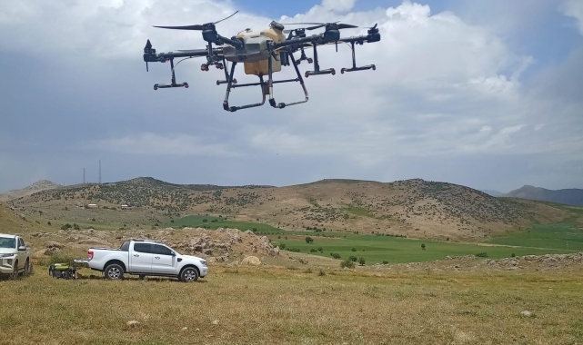Siirt'te ilk defa dron ile çekirge ilaçlama yapıldı