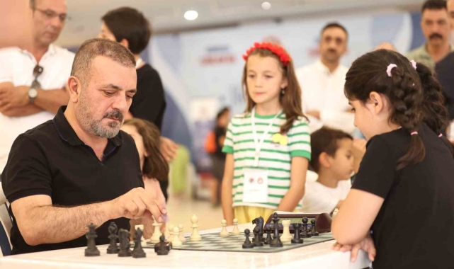Sincan Satranç Turnuvasında şampiyonlar Başkan Ercan'ın elinden ödül aldı