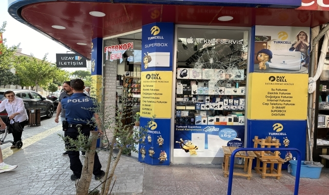 Sinop'ta cep telefonu dükkanından hırsızlık yapan 2 zanlının yakalanmasına çalışılıyor
